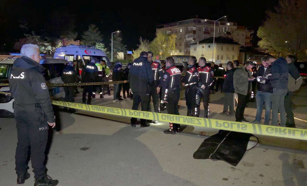 2 çocuk babası adam, cami önünde başından vurulmuş halde ölü bulundu 4